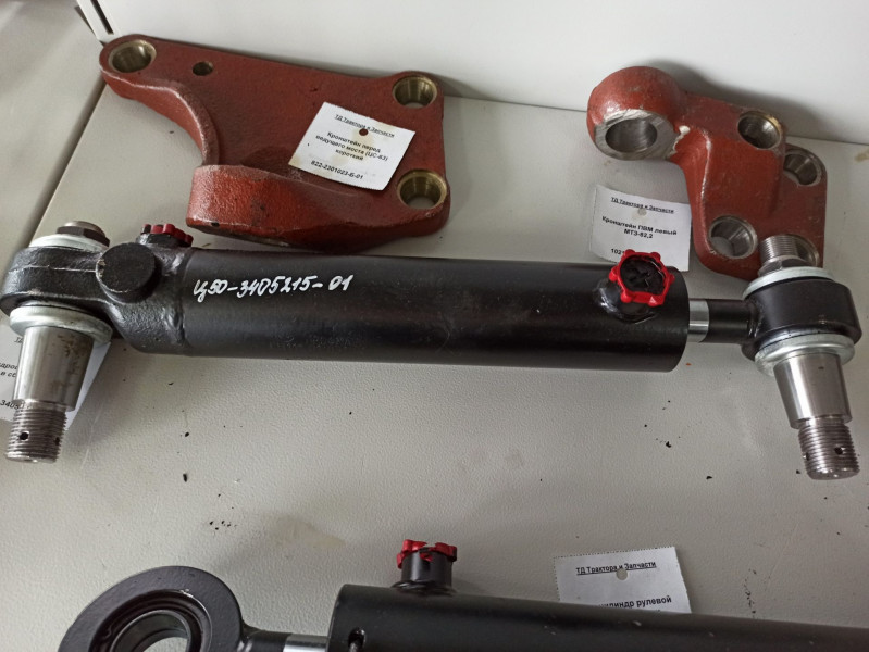 Гидроцилиндр рулевой в сб. с пальцами — 1